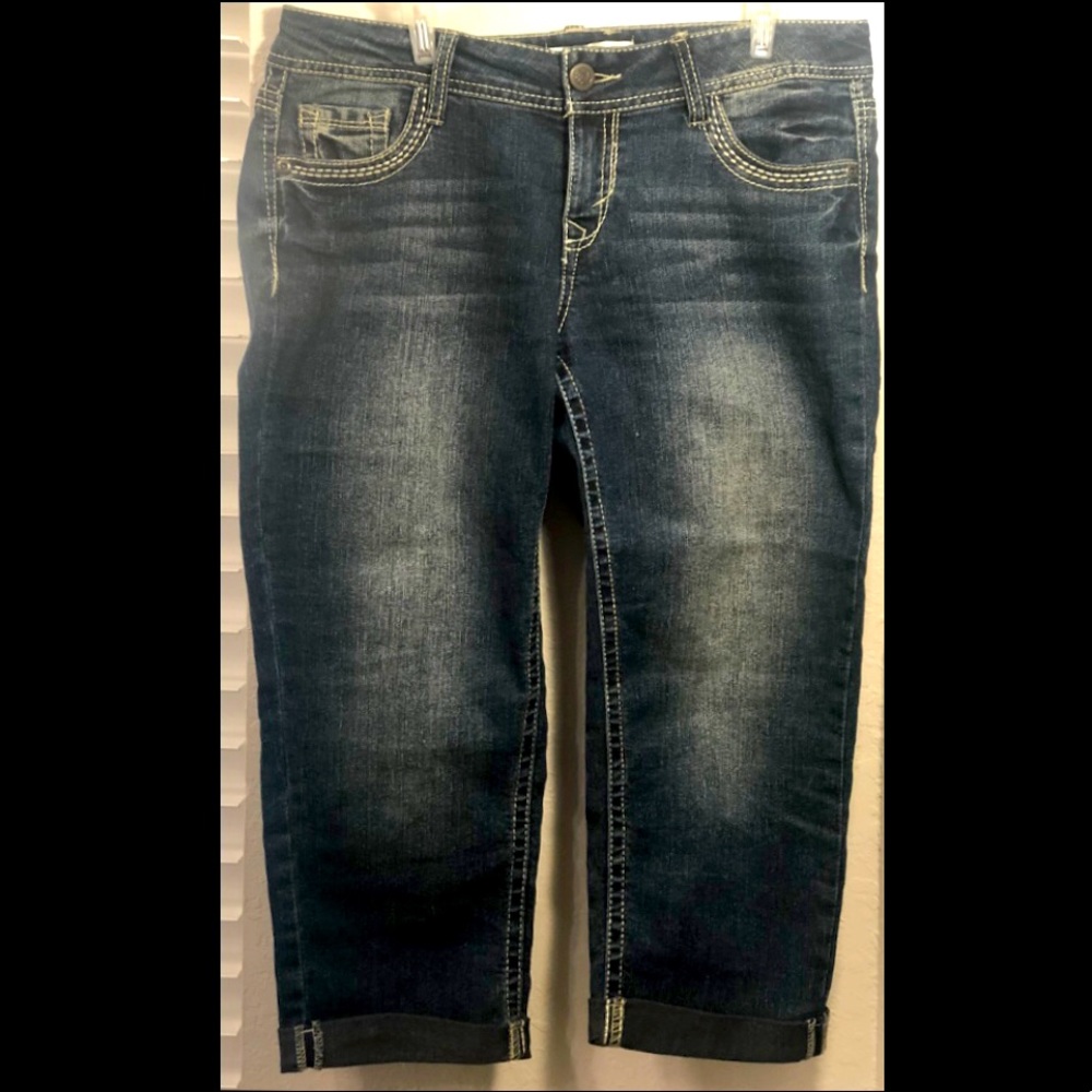No Boundaries Juniors’ Cuffed Jean Capris